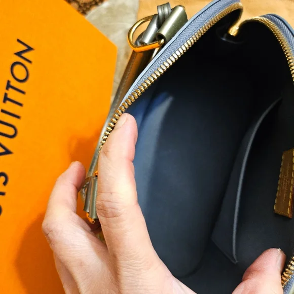 (SOLD)Authentic Louis Vuitton Vernis BB alma - Picture 10 of 12